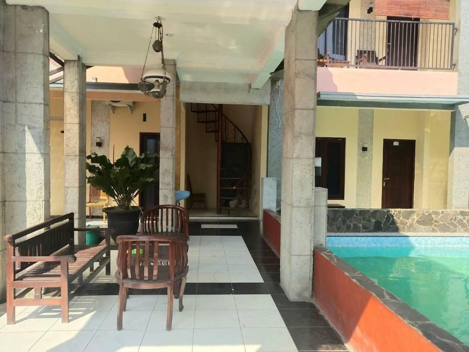 Surya Guest House Probolinggo Exterior foto